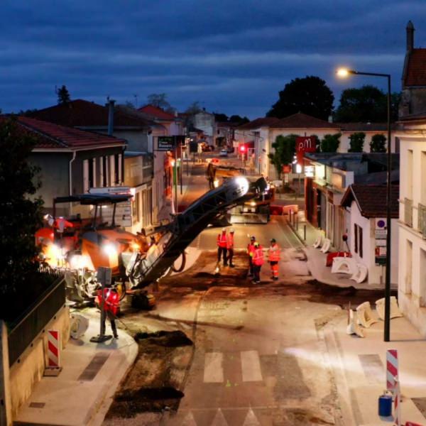 Photo de travaux de nuit pour l'application d'enrobés