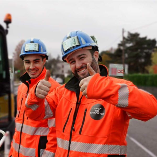 Photo de deux compagnons Moter souriant