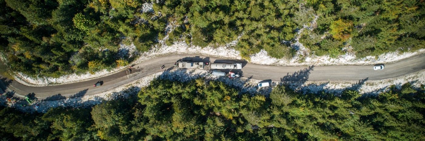 Vue de drone d'un chantier d'enrobés en fotêt