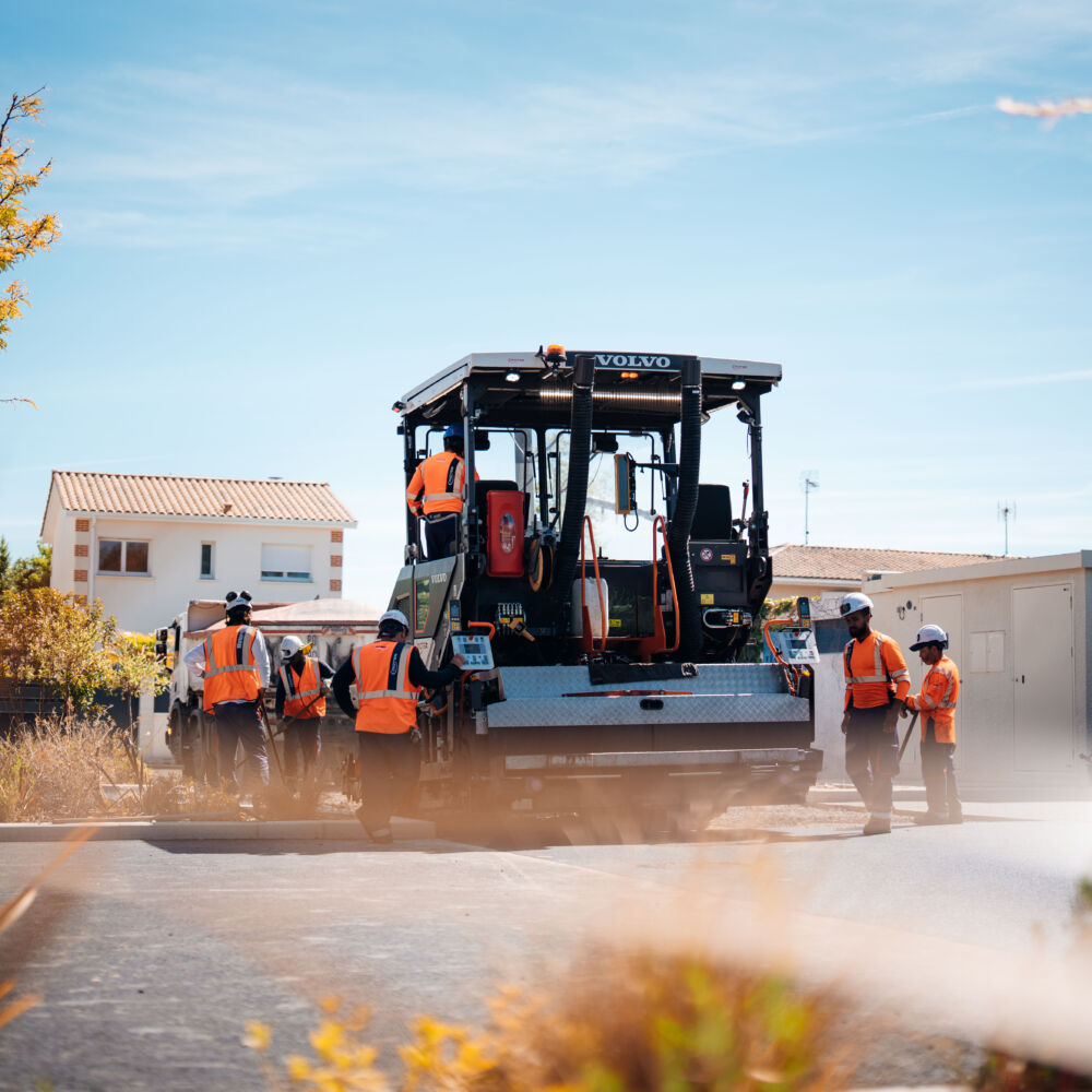 Photo d'une équipe MOTER sur un chantier autour d'un finisseur